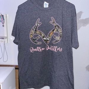 Women’s realtree grey shirt with pink outline
